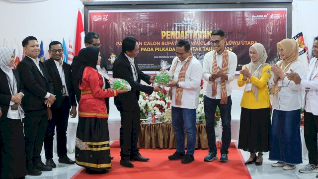 Muhammad Fauzi-Ajie Saputra saat mendaftar jadi Calon Bupati dan Wakil Bupati Luwu Utara di KPU Luwu Utara, pada Kamis (29/8/2024) malam. 