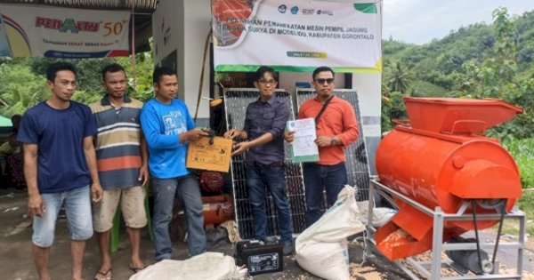 UNISAN Perkenalkan Mesin Pemipil Jagung Tenaga Surya di Desa Modelidu Gorontalo