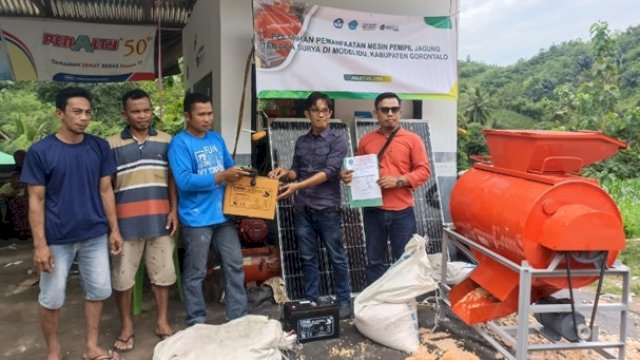 UNISAN Perkenalkan Mesin Pemipil Jagung Tenaga Surya di Desa Modelidu Gorontalo