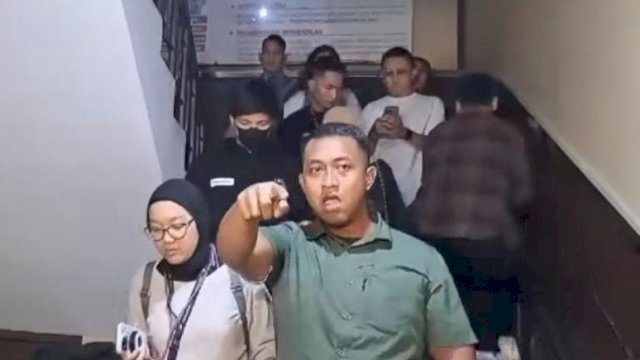 Detik-detik bodyguard Atta Halilintar menunjuk-nunjuk ke awak media. (Foto: Instagram @lambe_turah)