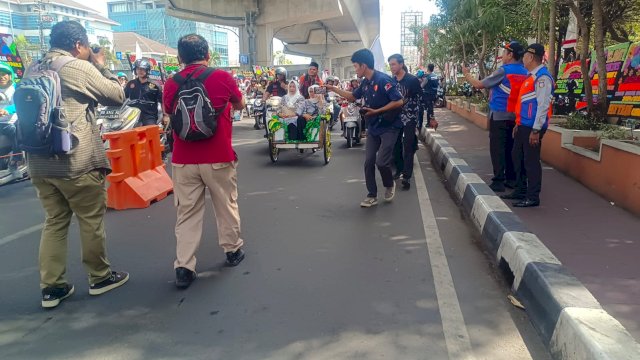 Adi Akbar Bawa Becak ke Pelantikan Anggota DPRD Makassar, Sempat Dikira Pengantar