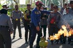 Satpol PP dan Damkarmat Makassar Latih Satlinmas Tangani Kebakaran Tabung Gas