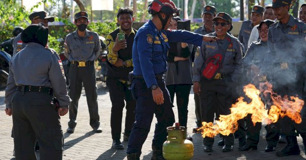 Satpol PP dan Damkarmat Makassar Latih Satlinmas Tangani Kebakaran Tabung Gas