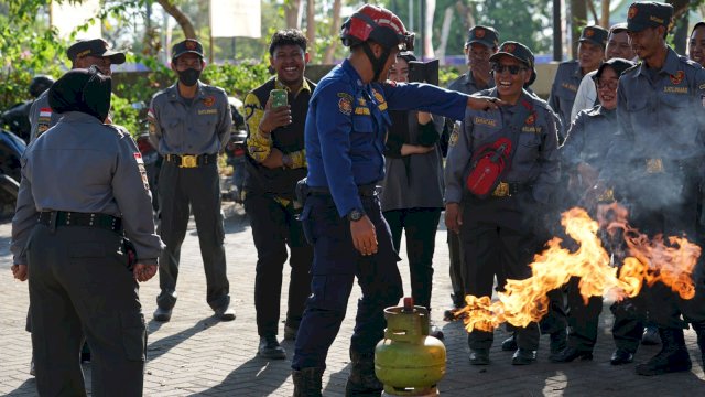 Satpol PP dan Damkarmat Makassar Latih Satlinmas Tangani Kebakaran Tabung Gas