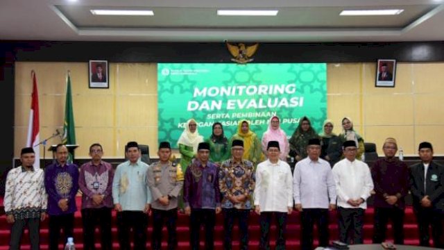 Sekretaris Jenderal MUI pusat Amirsha Tambunan (kemeja putih), Pj Gubernur Gorontalo Rudy Salahuddin dan Ketua MUI Provinsi Gorontalo, saat menghadiri Workshop Dakwah Disabilitas yang dirangkaikan dengan silahturahmi bersama Sekjen MUI, di Kampus I IAIN Sultan Amai Kota Gorontalo, Jumat, (20/9/2024).