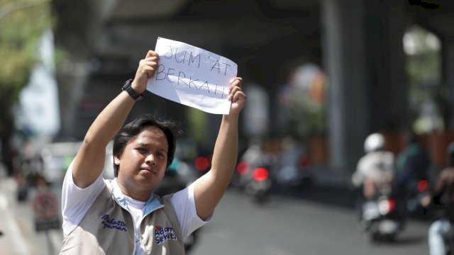 Relawan Muda Seto-Kiki Bagi 400 Porsi Makan Siang Gratis untuk Warga