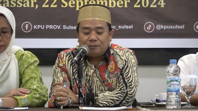 Ketua KPU Sulsel Hasbullah saat penetapan Paslon Gubernur dan Wakil Gubernur dalam rapat pleno tertutup di Hotel Claro Makassar pada Minggu (22/9/2024). 