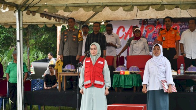 Bupati Luwu Utara, Indah Putri Indriani, menghadiri kegiatan Camping Ceria Palang Merah Remaja (PMR) dalam rangka memperingati HUT ke-79 Palang Merah Indonesia (PMI), yang berlangsung di Lapangan Sepak Bola Desa Kamiri, Sabtu (21/9/2024).