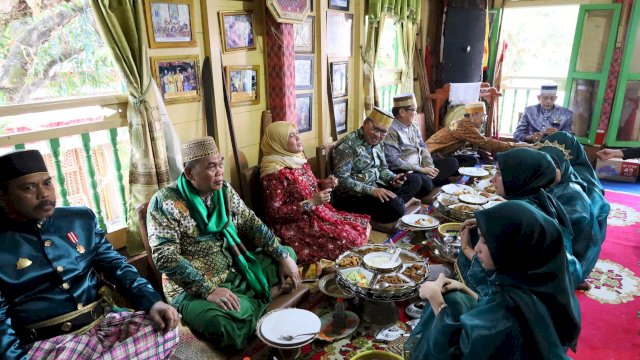 Potret Danny Pomanto Berbaur dengan Para Pemangku Kerajaan Adat di Acara Maudu Ada Kalabbiranga Ri Marusu