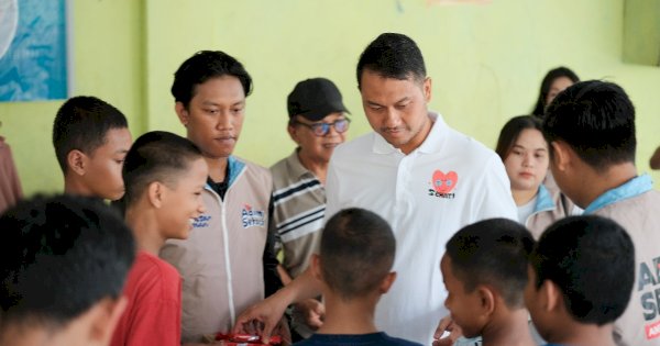 Seto Bagi-bagi Susu Gratis Jelang Pelantikan Prabowo Subianto