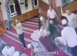 Viral Pria Pukul Imam Salat Pakai Kursi, Endingnya Dibalas oleh Jemaah