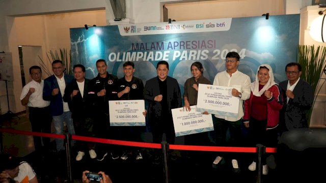 Menteri BUMN, Erick Thohir usai menyerahkan bonus peraih nedali di Olimpiade Paris 2024 pada Malam Apresiasi Atlet Olimpiade 2024 di Pos Bloc, Jakarta Pusat, pada Senin (2/9/2024) malam. (foto: Kabar BUMN) 