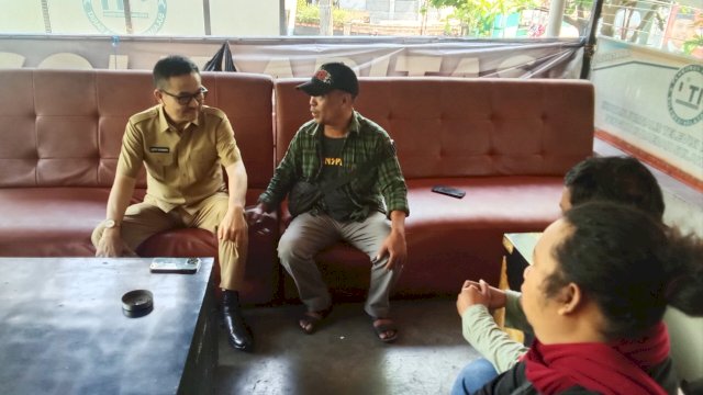 Sekretaris Daerah Provinsi (Sekdaprov) Sulsel, Jufri Rahman saat berkunjung di Warkop Soqta, Makassar, pada Senin (2/9/2024). 