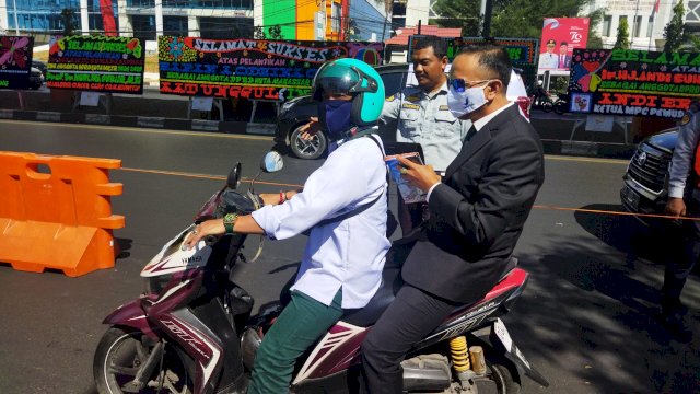 Politisi PKB, Basdir dibonceng motor ke acara Pelantikan Anggota DPRD Makassar Periode 2024-2029. Basdir ialah salah satu dari 50 legislatif yang terpilih pada Pileg 2024 lalu.