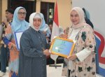 Indira Yusuf Ismail Beri Penghargaan Pemenang Lomba Jambore HKG PKK Makassar