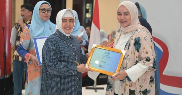 Indira Yusuf Ismail Beri Penghargaan Pemenang Lomba Jambore HKG PKK Makassar