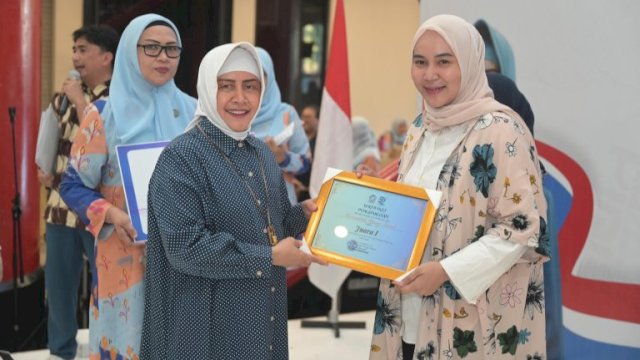 Indira Yusuf Ismail Beri Penghargaan Pemenang Lomba Jambore HKG PKK Makassar