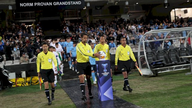 Dok empat wasit Indonesia pimpin laga AFC Champions League Two antara Sydney FC (Australia) dan Eastern SC (Hongkong) di Stadion Jubilee, Sydney pada 19 September 2024 lalu. (Foto: PSSI) 