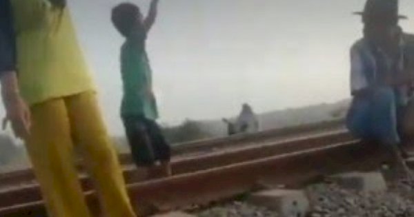 Viral, 4 Orang Tewas Ditabrak Kereta di Karawang