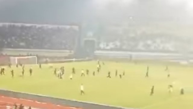 Aksi kampungan Bobotoh yang merangsek masuk ke dalam lapangan dan menghaiar steward. (Istimewa) 