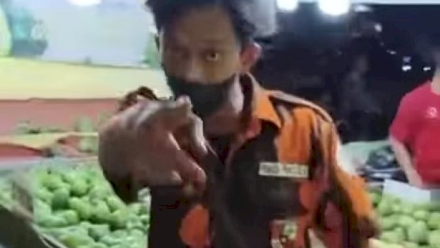 Tangkapan layar seorang anggota Ormas ngamuk di Toko Buah di Jakarta Barat yang viral di media sosial. 