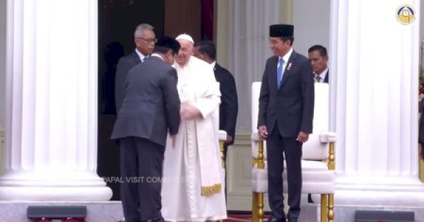 Jokowi Sambut Paus Fransiskus di Istana Negara, Prabowo Subianto Diperkenalkan Pertama