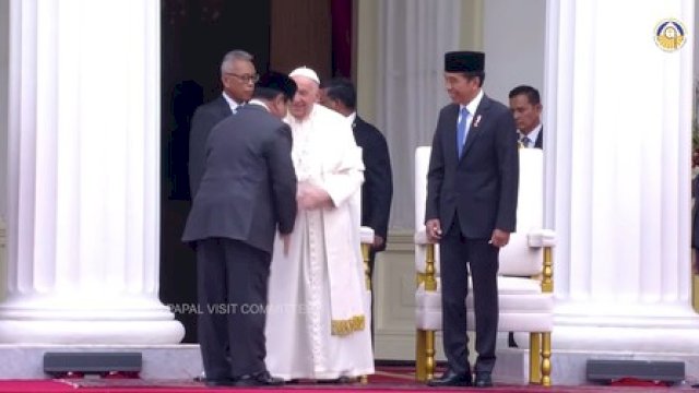 Jokowi Sambut Paus Fransiskus di Istana Negara, Prabowo Subianto Diperkenalkan Pertama