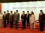 Jokowi dan Prabowo Naik Mobil RI 1 ke Pelantikan Anggota DPR, MPR, dan DPD Periode 2024-2029