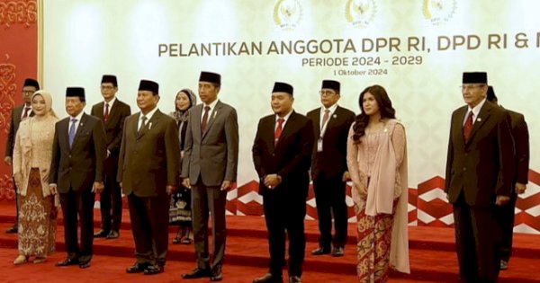 Jokowi dan Prabowo Naik Mobil RI 1 ke Pelantikan Anggota DPR, MPR, dan DPD Periode 2024-2029