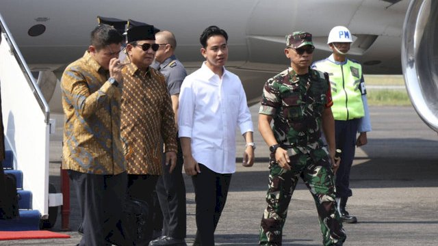 Gibran Rakabuming Raka jemput Prabowo Subianto Bandara Adi Soemarmo, Boyolali, pada Ahad (13/10/2024). (Istimewa) 