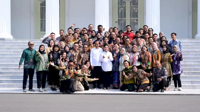 Presiden Jokowi melakukan foto bersama dengan staf dan wartawan di Istana Negara, pada Kamis (10/10/2024) siang. (Dok Sekretariat Presiden) 