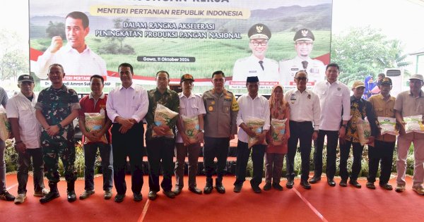 Mentan Amran Serahkan Bantuan Rp 65,4 Miliar untuk Pertanian Modern di Gowa