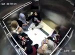 Tak Panik, 7 Mahasiswi Santai Main Kartu UNO Saat Terjebak di Lift yang Mati