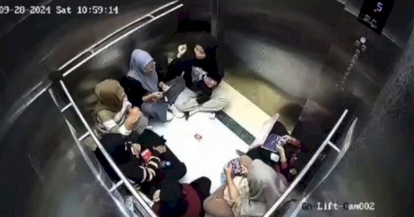 Tak Panik, 7 Mahasiswi Santai Main Kartu UNO Saat Terjebak di Lift yang Mati