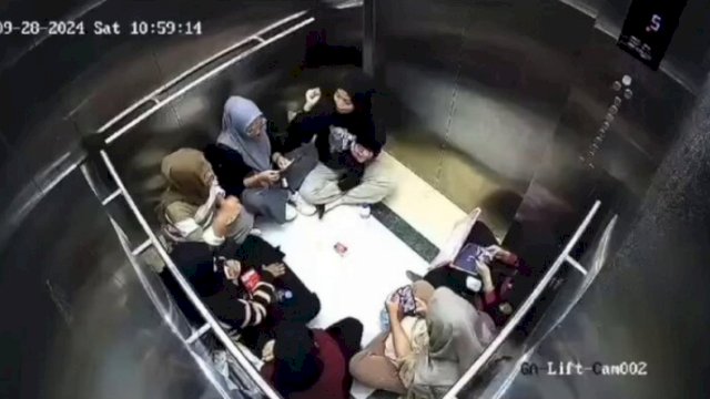 Tujuh mahasiswi terjebak di lift yang mati.&nbsp;(Foto: X @kegoblogan.unfaedah)