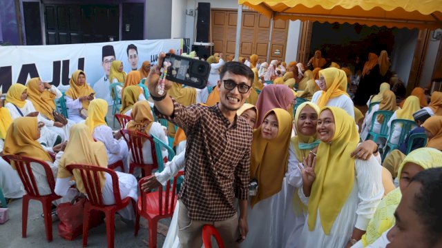 Ratusan emak-emak yang tergabung dalam kelompok Perempuan MAJU mendeklarasikan dukungan mereka untuk pasangan calon Bupati dan Wakil Bupati Luwu Utara, Muhammad Fauzi - Adjie Saputra (MAJU), pada Jumat (4/10/2024).