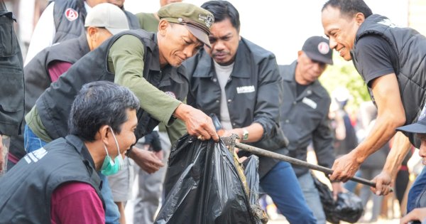 Sambut Adipura, Pj Sekda Makassar dan Bapenda Kerja Bakti Bersama