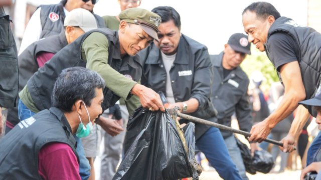 Sambut Adipura, Pj Sekda Makassar dan Bapenda Kerja Bakti Bersama