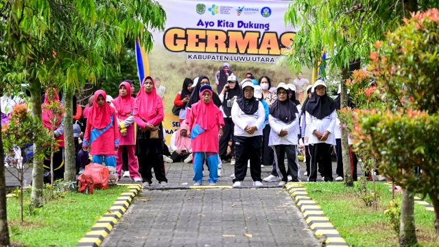 Bupati Luwu Utara, Indah Putri Indriani, menghadiri kegiatan GERMAS yang diselenggarakan oleh Dinas Kesehatan Luwu Utara di halaman Kantor Bupati Luwu Utara, Sabtu (05/10/2024).