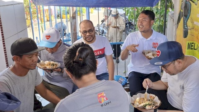 Seto duduk santai bersama warga di pinggir jalan untuk menikmati seporsi gado-gado, selepas blusukan di Pasar Bonto Makkio, Kelurahan Tidung, pada Rabu (9/10) pagi.