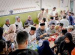 Seto Traktir Warga Makan Sop Ubi Usai Salat Jumat