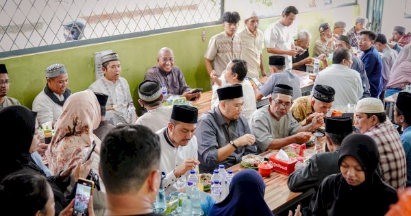 Seto Traktir Warga Makan Sop Ubi Usai Salat Jumat