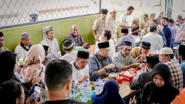 Seto Traktir Warga Makan Sop Ubi Usai Salat Jumat