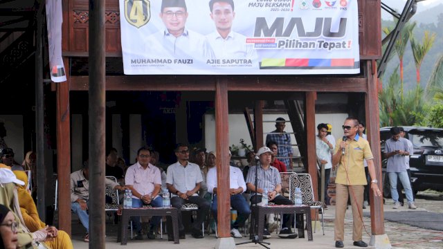 Mantan Bupati Luwu Utara, Arifin Junaedi di hadapan ratusan masyarakat Desa Pompaniki Kecamatan Sabbang Selatan saat peresmian posko pemenangan pasangan calon bupati dan calon wakil bupati Luwu Utara nomor urut 4 Muhammad Fauzi-Ajie Saputra, Selasa (15/10/2024). 