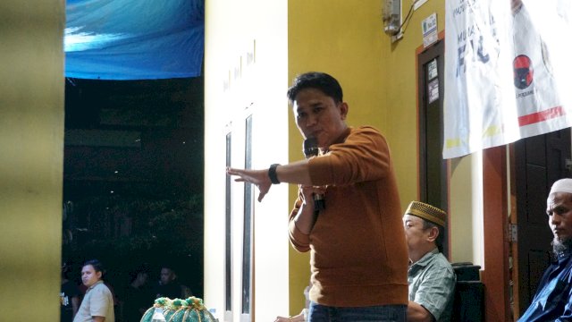 Juru kampanye calon nomor urut 4 Muhammad Fauzi-Ajie Saputra, Husain. 