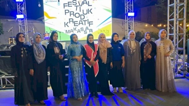 World of Chayra, brand fesyen muslimah asal Kota Makassar meluncurkan Phinisi 99 Hijab Series pada Festival Produk Kreatif Makassar di Ja & Joy Nipah Park, Jumat (18/10/2024) malam.