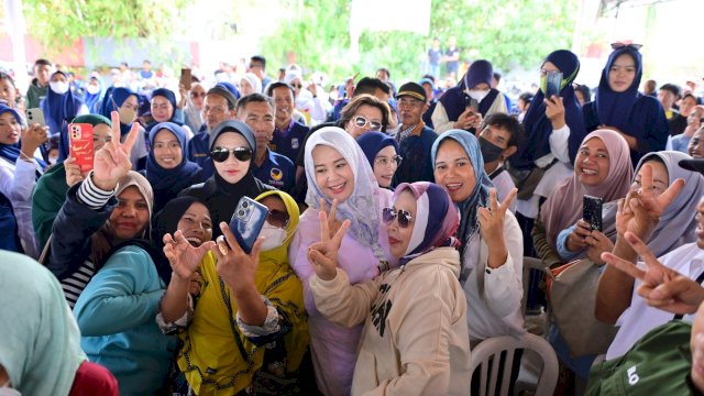 Suasana meriah saat Calon Wakil Gubernur Sulsel Nomor Urut 2, Fatmawati menggelar kampanye dialogis di Kecamatan Somba Opu, Kabupaten Gowa, Sabtu (19/10/2024).