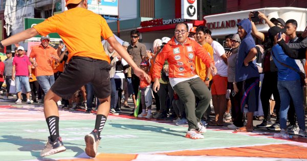 Danny Pomanto di Akhir Pekan, Main Asing-Asing Hingga Nyanyi Bareng Pengunjung CFD Boulevard