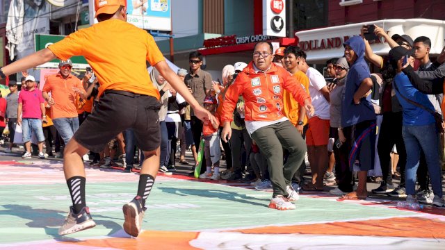 Danny Pomanto di Akhir Pekan, Main Asing-Asing Hingga Nyanyi Bareng Pengunjung CFD Boulevard