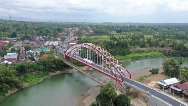 Salah satu infrastruktur jembatan yang berhasil di bangun oleh Andi Sudirman Sulaiman saat menjabat Gubernur Sulsel di Soppeng. (Istimewa) 